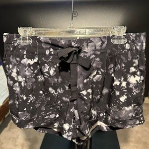 Lululemon shorts size 10